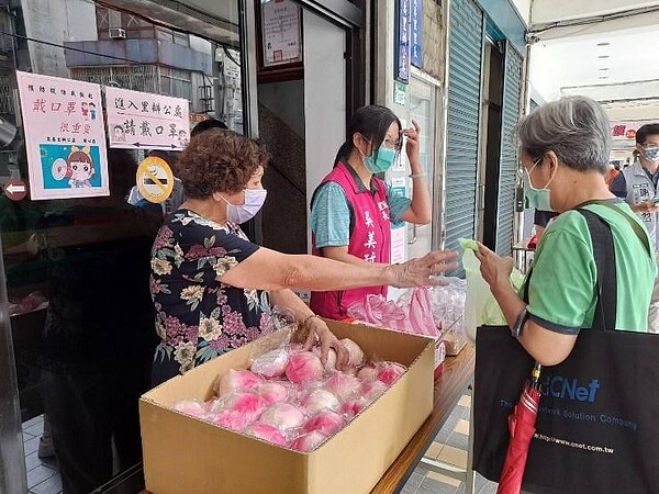 萬壽里在重陽節發放應景的壽桃。圖／取自台北市鄰里服務網