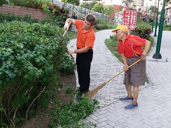 與鄰長一起除草。圖／里辦提供
