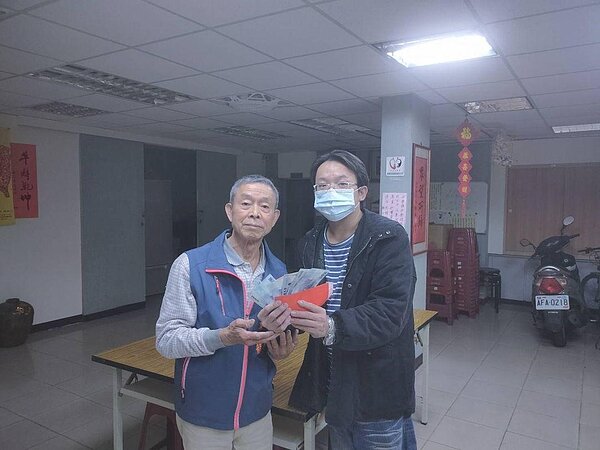 戴里長自行提供獎金，鼓勵里民勇敢舉發亂丟垃圾惡習。圖／取自「土城區平和里」臉書專頁