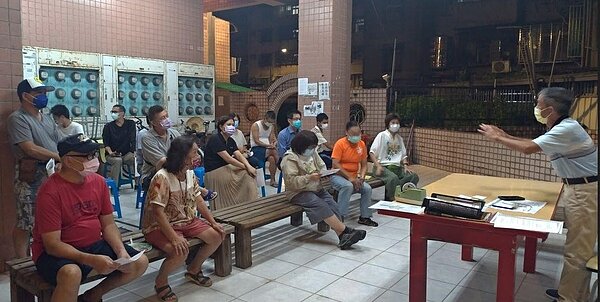 戴里長出席延和社區公園改建計畫協調會，幫里民爭取權益。圖／取自「土城區平和里」臉書專頁