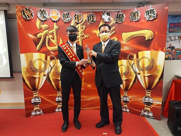 蘇竑浩(圖左)加入永慶房屋後收入翻3倍成長,成功晉升百萬年薪一族。圖/永慶房產集團提供