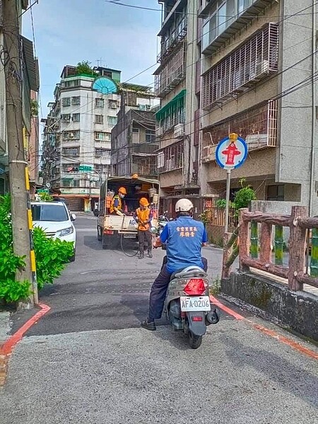 環保志工掃街。圖／里辦提供