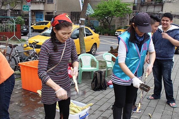 里民在甘蔗祭中，一同體驗削甘蔗。圖／葉玲瑜里長提供