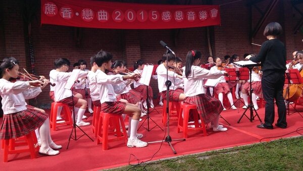 甘蔗祭中，請來學生樂團表演。圖／葉玲瑜里長提供