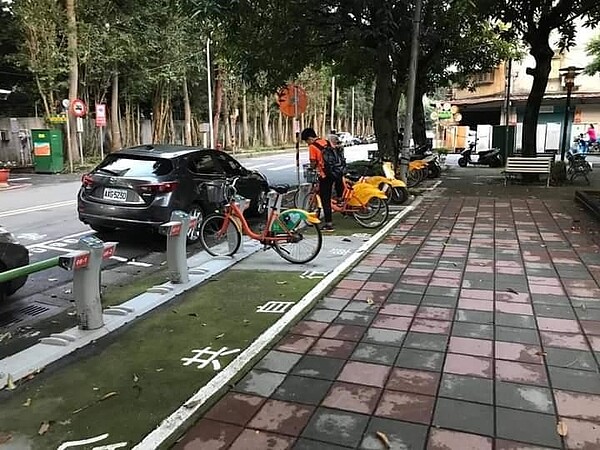 Ubike腳踏車站，象徵進步。圖／里辦提供