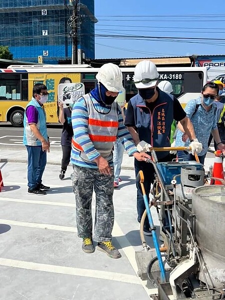 青山廣場旁增設機車格。圖／里辦提供