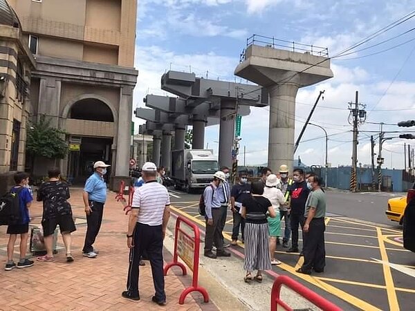 捷運站穿過太陽城。圖／里辦提供