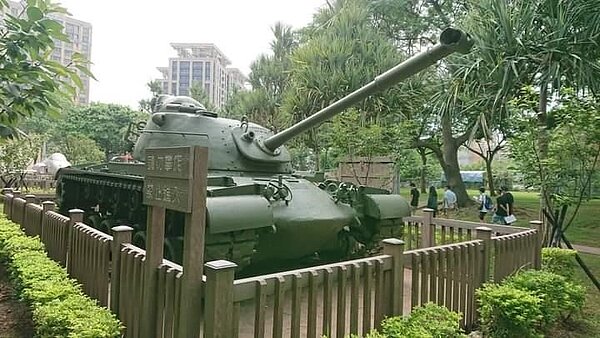 頂新公園設有戰爭場景。圖／易小滿攝