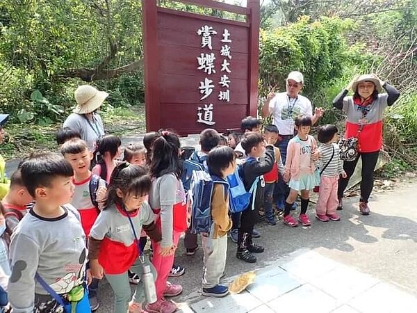 志工維護賞蝶步道。圖／里辦提供