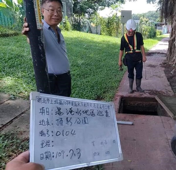 里長許元皇巡查淹水地段。圖／里辦提供