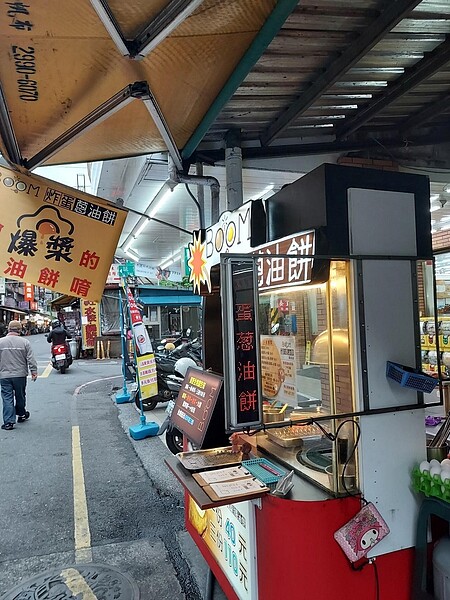 夜市就陸陸續續來擺攤。圖／易小滿攝