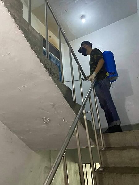 里長張宗正爬樓梯清消防疫。圖片由里辦提供 