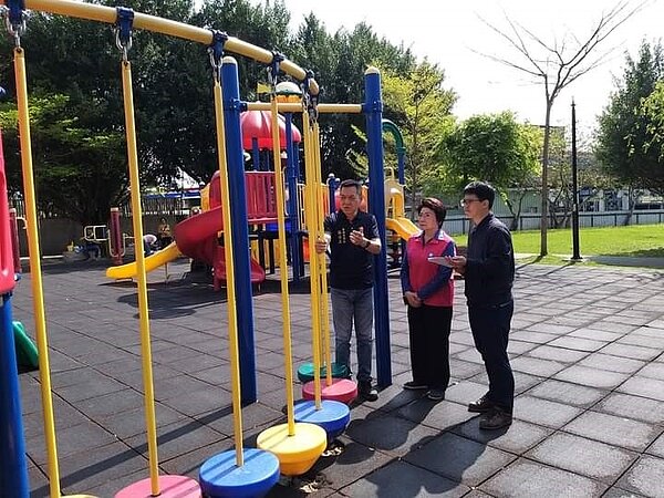 公園更新遊樂器材。圖片由里辦提供