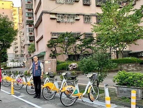 身後就是成長的壽德新村。圖片由里辦提供