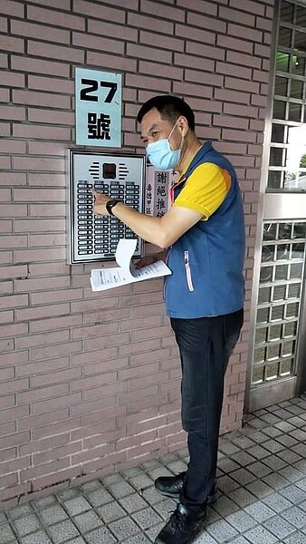 揮汗發送傳單，為熟悉的地方創造未來。圖片由里辦提供