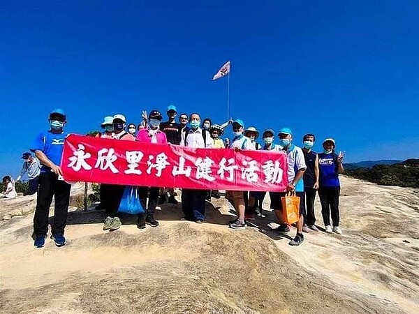 來去軍艦岩，健行又淨山。圖／潘萬生提供