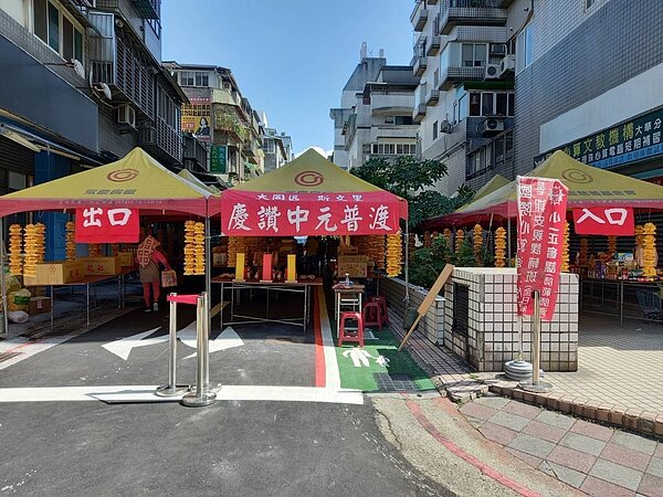 斯文里舉辦中元普渡,永慶慈善基金會贊助帳篷。圖/江雪卿里長提供