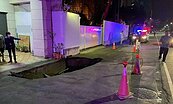 高市前金區建築工地旁近6尺天坑　凌晨4點半修復通車