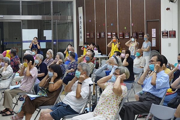 朱崙里除了邀請表演團也注重銀髮族運動。圖／取自「高銘鴻」臉書