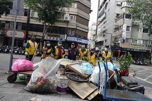 高銘鴻里長組織志工團隊維護社區環境。圖／取自「高銘鴻」臉書
