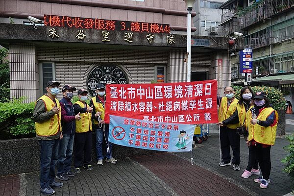 杜絕病媒蚊孳生，志工團隊辛苦的清掃環境。圖／取自「高銘鴻」臉書
