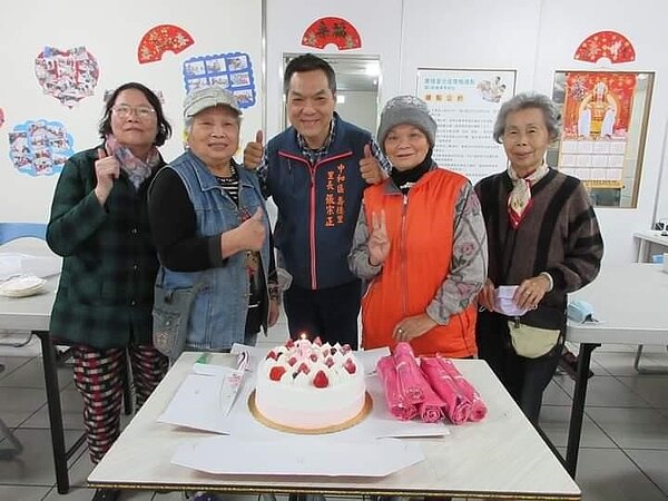 祝福長輩健健康康200歲。圖片由里辦提供