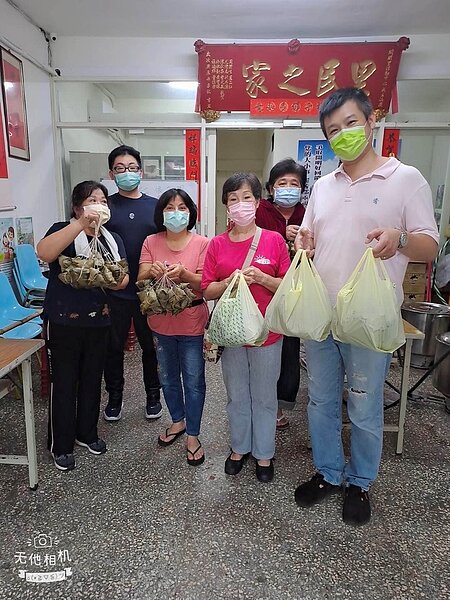 台北市北投區溫泉里端午節包粽子活動。圖／許智全里長臉書
