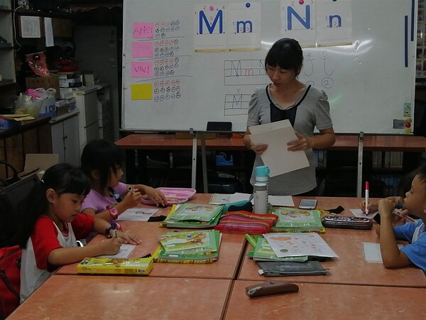 福興里舉辦兒童英語課。圖/截取自「臺北市鄰里服務網」