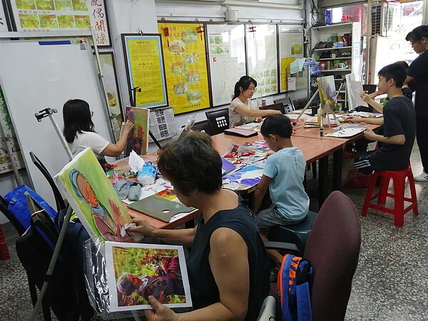 民眾參加繪畫課。圖/截取自「臺北市鄰里服務網」