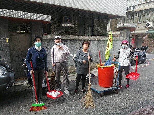 福興里組織志工團隊清潔環境。圖／截取自「臺北市鄰里服務網」