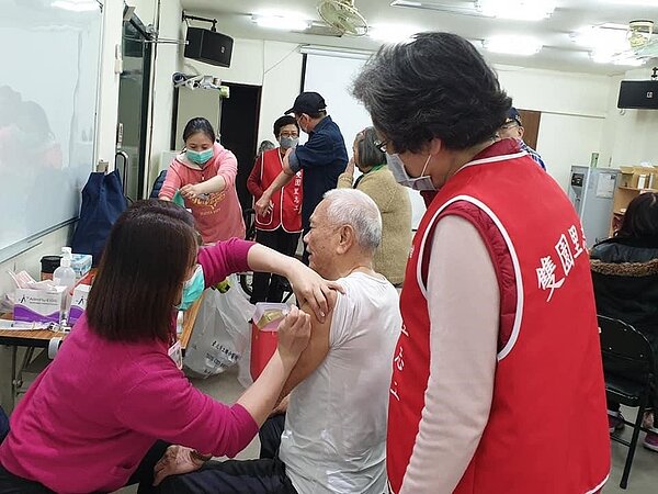 惠城里長協調校園空間讓里民有舒適的環境打疫苗。圖／取自「雙園里＆崛江町」臉書