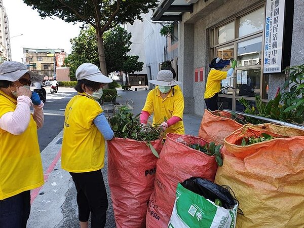 雙園里社區清潔日，許惠城里長攜里民一同維護家園整潔。圖／取自「雙園里＆崛江町」臉書