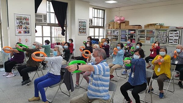 許惠城里長安排樂齡體適能課程，注重里民健康。圖／取自「雙園里＆崛江町」臉書