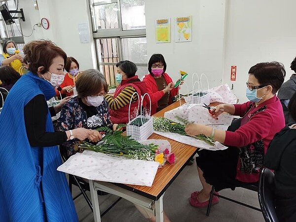 雙園里安排多樣才藝課豐富里民生活，圖為花藝課。圖／取自「雙園里＆崛江町」臉書