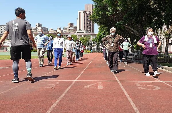 雙園里樂齡課程，讓長者返校園重拾青春活力。圖／取自「雙園里＆崛江町」臉書