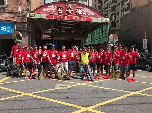 工業區外勞來做志工。圖／里辦提供