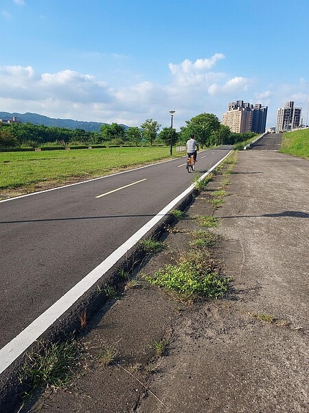 河濱高灘地設停車場。圖／易小滿攝