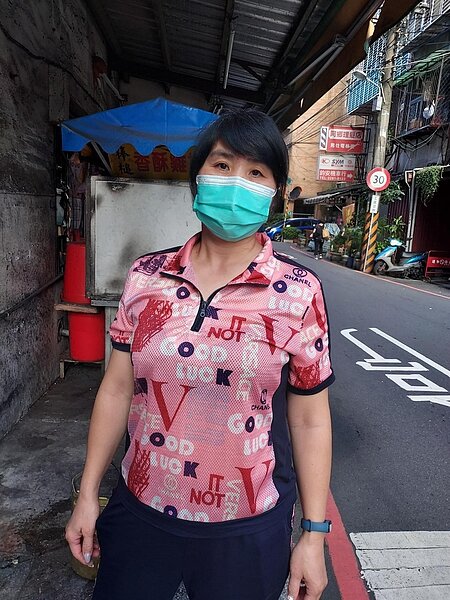 外配里長滕月蘭，代夫出征。圖／易小滿攝