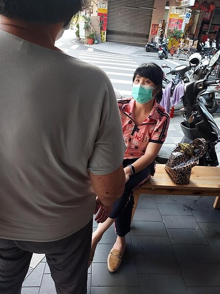 和街坊鄰居談心。圖／易小滿攝