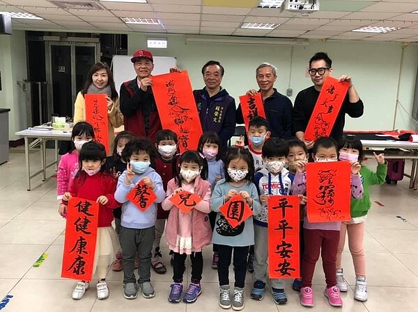 舉辦揮毫春聯活動。圖／取自「蘇榮文」臉書專頁
