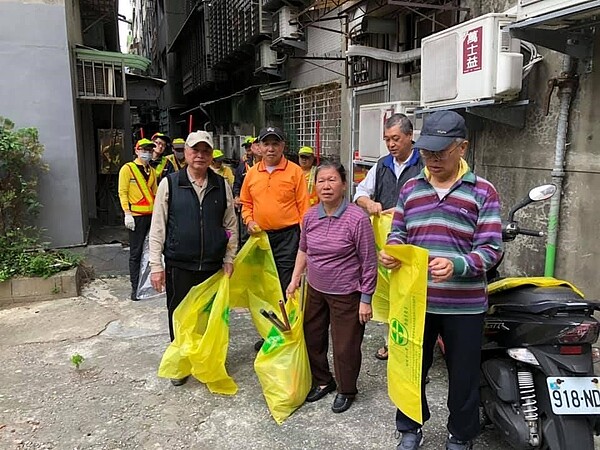 進行里內大掃除作業。圖／取自「蘇榮文」臉書專頁
