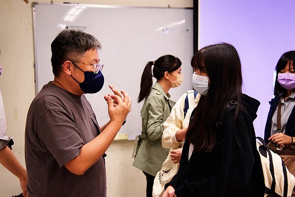 基隆市都市發展處徐燕興(圖左)鼓勵學子在思考都市規劃時,也應考慮到未來可能面對的挑戰。圖/政大提供