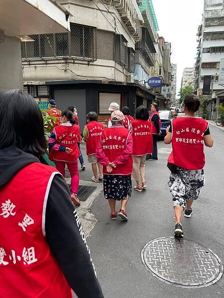 復勢里里長帶領鄰長們到街上進行防災探勘。圖／取自「松山樂生活X 有你有我」臉書