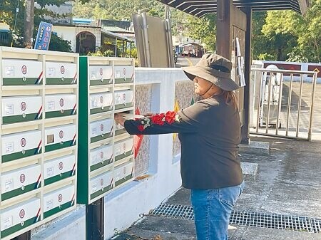 台東縣太麻里鄉偏遠山區部分住戶不在郵局投遞信件的規畫路線，郵局在重要出入口設置「公眾定點信箱」，讓郵務士和山區居民收送信件不再傷腦筋。（蔡旻妤攝）