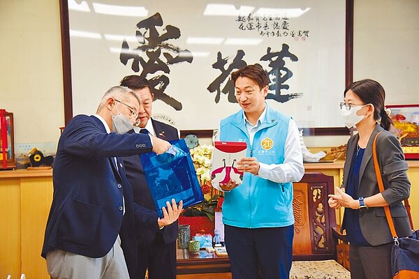 日本北海道釧路市綜合政策部長菅野隆博(左二)等人到花蓮觀光踩線並拜會花蓮市長魏嘉賢(右二),雙方洽談交流合作。圖/花蓮市公所提供