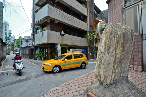 泰山石敢當,路沖鎮壓,風水宅,新北市中和區環河南路。(好房News記者 陳韋帆/攝影)