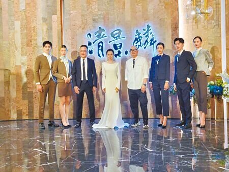 清景麟董事長林聰麟(左三)18日晚間與品牌代言人徐若瑄(左四),發表清景麟集團系列時尚制服。圖∕顏瑞田