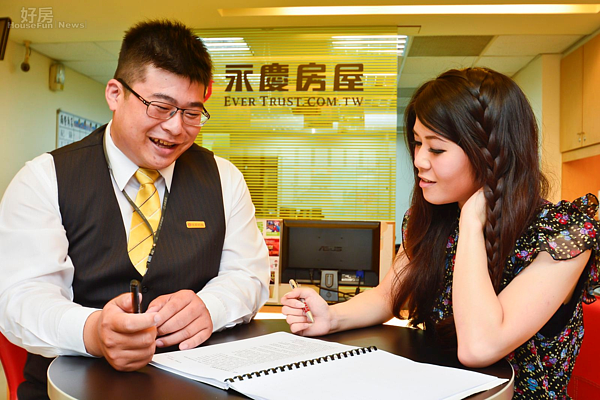 房仲帶看情境照,實價登錄情境照,購屋情境照,首購情境照,買屋,購屋,賣屋,房屋買賣簽約情境照,買賣房屋。(好房News記者 陳韋帆/攝影)