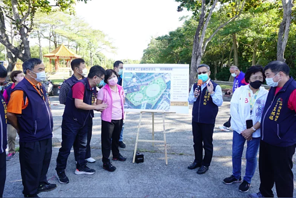 立委楊瓊瓔攜手市議員羅永珍爭取神岡區第三公墓轉型萬坪公園,2200萬元進行綠美化工程,最快明年底完工啟用。圖/立法委員楊瓊瓔提供