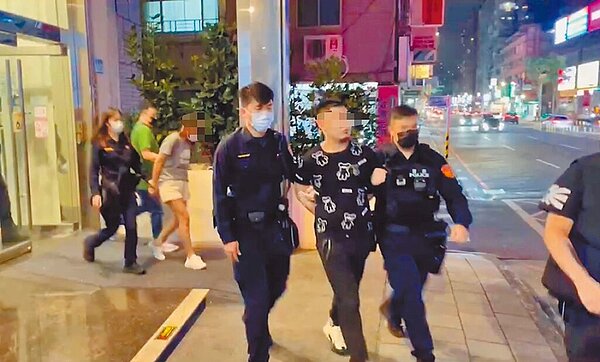 新北市35歲張男16日被關押在新店區中央路一間商旅，警方17日破門救人，並逮捕2名嫌犯，全案訊後依妨害自由、毒品等罪嫌移送法辦。（警方提供）